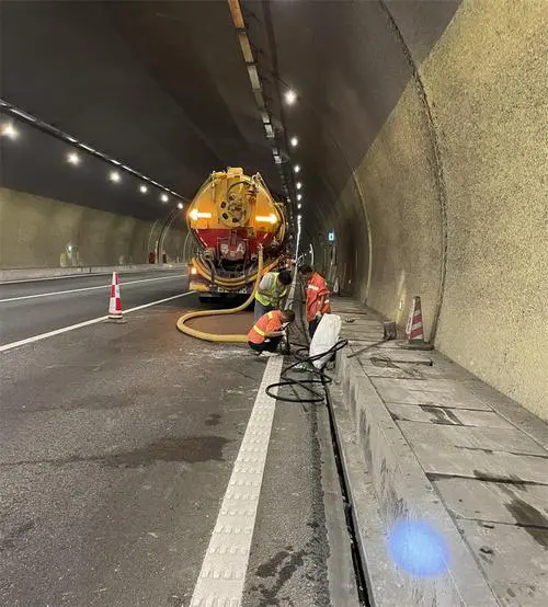 高阳隧道排水渠清淤